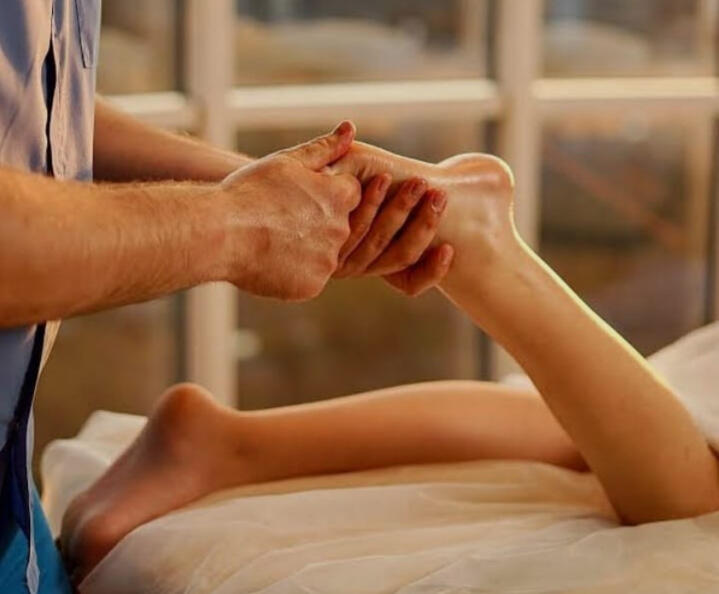 Foot Massage By Francisco Sajvin